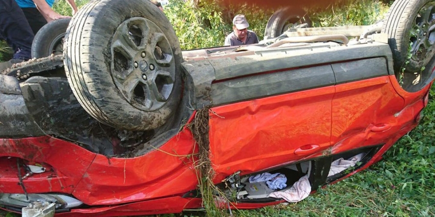 S-a răsturnat cu mașina în care se aflau și doi minori