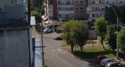 Tamponare în intersecție, o mașină a ajuns pe trotuar