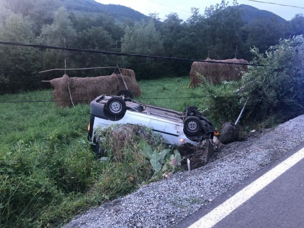Maramureșean rănit după ce s-a răsturnat cu mașina
