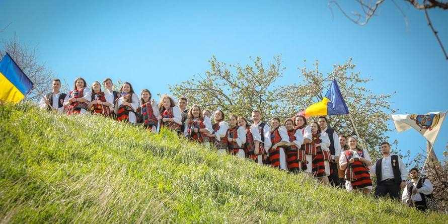 Tineri în pelerinaj cu căruțele la bisericile de lemn din Maramureș