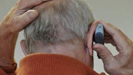 Un vârstnic din Sighetu Marmației a rămas fără 7.400 de lei după ce cinci necunoscuți s-au oferit să-i curețe jgheaburile de pe acoperișul casei