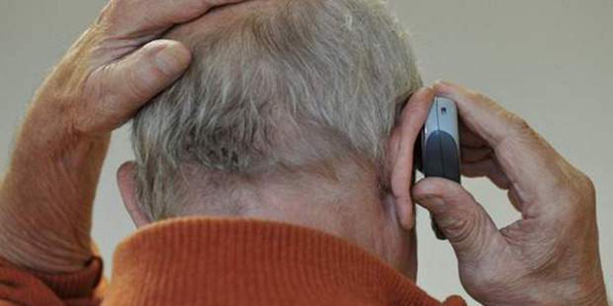 Un vârstnic din Sighetu Marmației a rămas fără 7.400 de lei după ce cinci necunoscuți s-au oferit să-i curețe jgheaburile de pe acoperișul casei