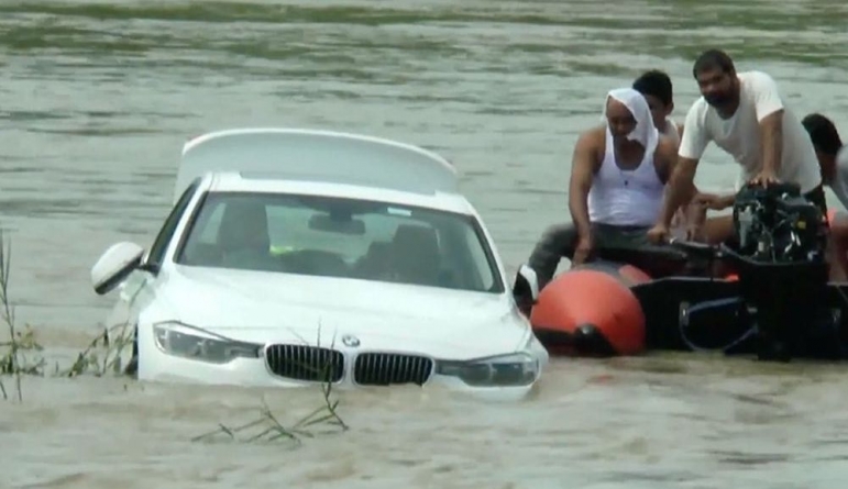Și-a aruncat mașina în râu, supărat că tatăl său i-a luat BMW în loc de Jaguar
