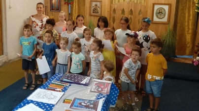 Expoziție de icoane și minirecital de pricesne susținut de copiii din cadrul Parohiei „Sfinții Arhangheli Mihail și Gavril” din Baia Mare (VIDEO)