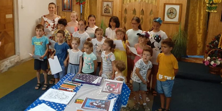 Expoziție de icoane și minirecital de pricesne susținut de copiii din cadrul Parohiei „Sfinții Arhangheli Mihail și Gavril” din Baia Mare (VIDEO)