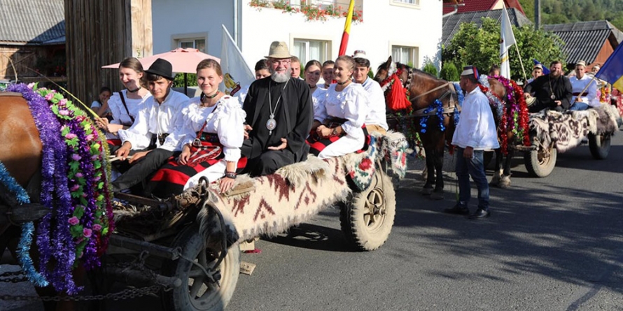 Cu căruțele pe „Drumul Catedralelor de lemn ale Maramureşului” (GALERIE FOTO)