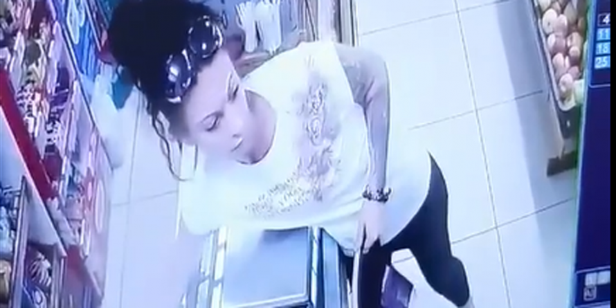 Tânăra surprinsă de camerele video că fura din casa de marcat a unui magazin a fost reținută; între timp a mai furat câte ceva!