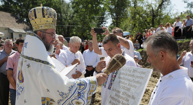 S-a pus piatra de temelie pentru noua biserică din Chechiş (GALERIE FOTO)