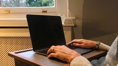 I-a împrumutat o grămadă de bani unui bărbat cunoscut pe internet, care s-a dovedit a fi țepar