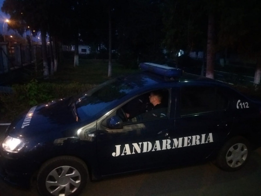 Hoți cu ghinion: Au fost surprinși de jandarmi, în miez de noapte, în timp ce transportau cu bicicleta obiectele furate (FOTO)