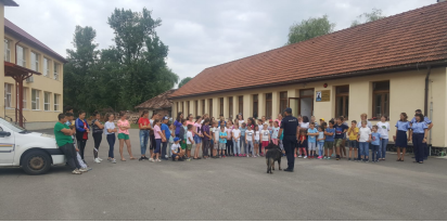 „Maşini mai putem cumpăra, dar oameni nu” – mesajul unui copil de 6 ani la o întâlnire cu polițiștii