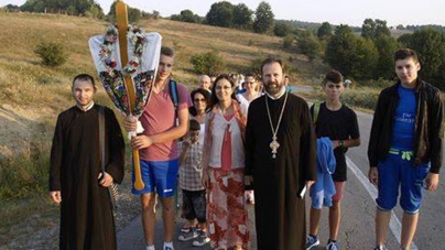 În pelerinaj pe jos la Mănăstirea Rohia