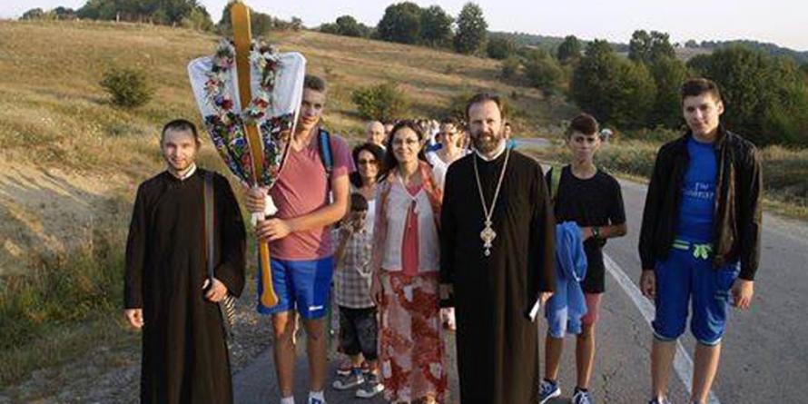 În pelerinaj pe jos la Mănăstirea Rohia