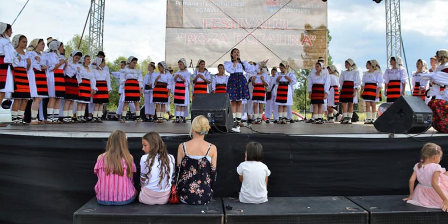 Voie bună la Festivalul Roza-Rozalina din Rozavlea (GALERIE FOTO)