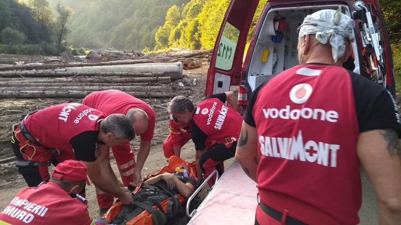 Intervenție a salvamontiștilor după ce un bărbat a căzut într-o râpă (GALERIE FOTO)