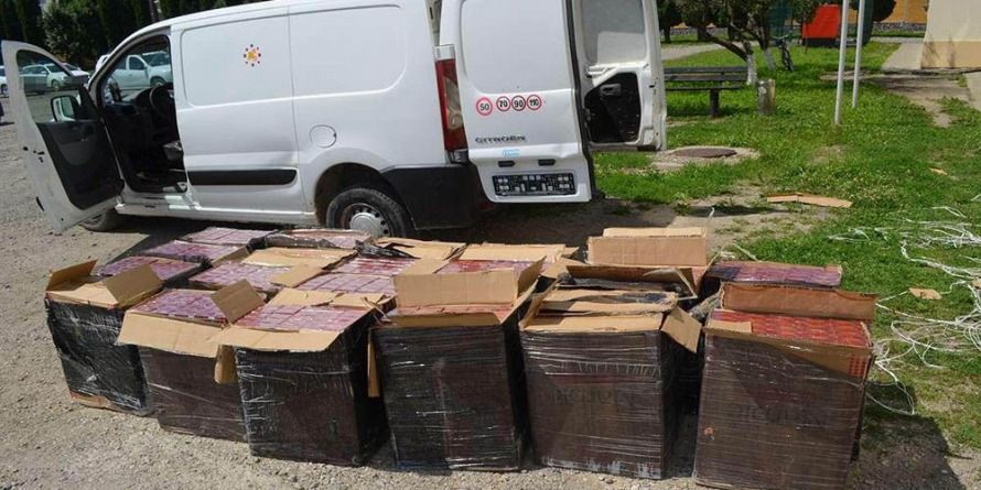 Scenă de film în Sarasău: urmărire în trafic, focuri de armă, un contrabandist prins și mii de pachete cu țigări confiscate