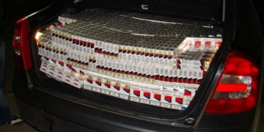 Transporta cu mașina, în miez de noapte, țigări de contrabandă