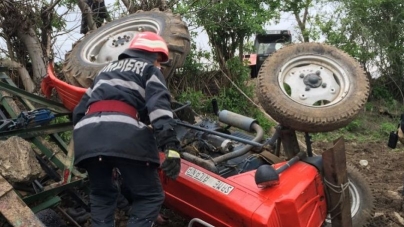 Doi bărbați au ajuns la spital după ce s-au răsturnat cu un tractor
