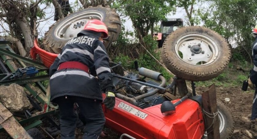 Doi bărbați au ajuns la spital după ce s-au răsturnat cu un tractor