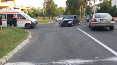 O tamponare în intersecție și o mașină răsturnată în șanț