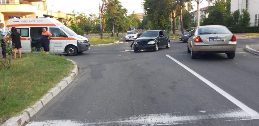 O tamponare în intersecție și o mașină răsturnată în șanț