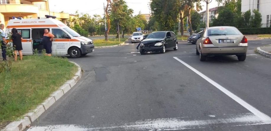 O tamponare în intersecție și o mașină răsturnată în șanț