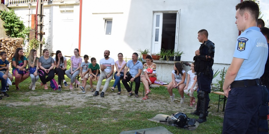 Jandarmi trimiși într-o tabără creștină