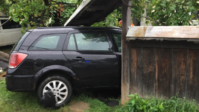 Fetițe rănite de o mașină care a trecut prin gard, în curtea în care se jucau