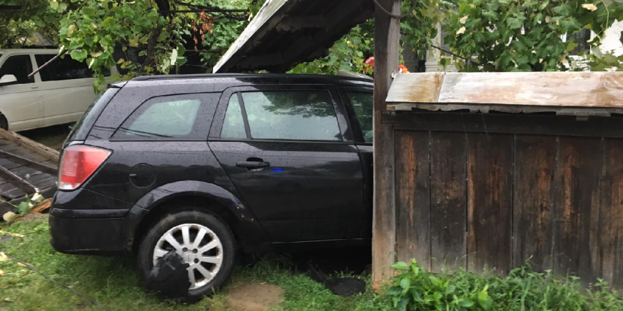 Fetițe rănite de o mașină care a trecut prin gard, în curtea în care se jucau