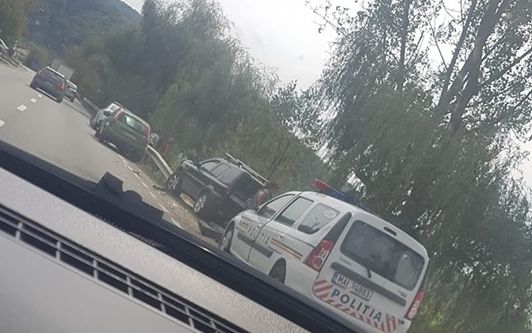 Urmărire în trafic cu împușcături încheiată cu un accident