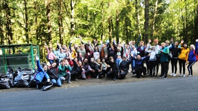 Participare masivă la acțiunea de ecologizare „Let`s Do It, Romania!”, mănușile pentru voluntari epuizându-se de la primele ore (GALERIE FOTO)