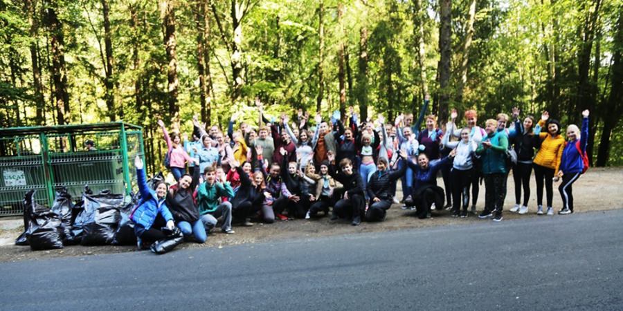 Participare masivă la acțiunea de ecologizare „Let`s Do It, Romania!”, mănușile pentru voluntari epuizându-se de la primele ore (GALERIE FOTO)