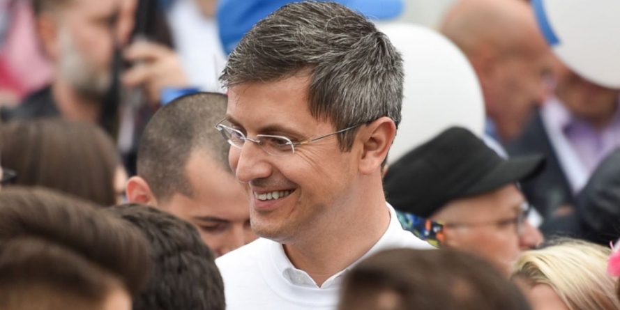 Aflat în Maramureș, un candidat își strânge personal semnături pentru a se înscrie în cursa pentru Președinție