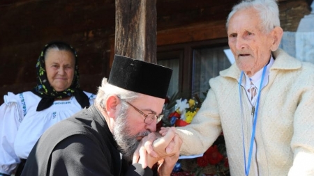 Eroul centenar, Ioan Godja-Ou, a primit de la PS Părinte Episcop Iustin o sărutare de mână și Ordinul „Crucea Justinian Arhiepiscopul”