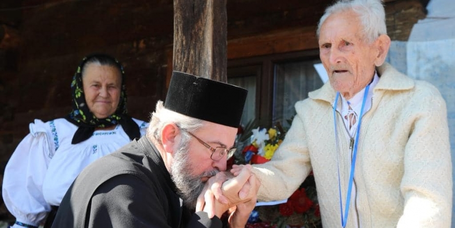 Eroul centenar, Ioan Godja-Ou, a primit de la PS Părinte Episcop Iustin o sărutare de mână și Ordinul „Crucea Justinian Arhiepiscopul”