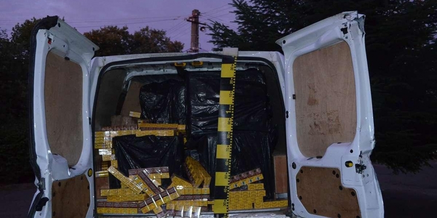 S-a trezit în curte cu o mașină plină de țigări de contrabandă