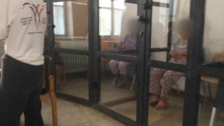 CRJ: ”Oameni cu dizabilități sunt ținuți în cuști la Sighetu Marmației”