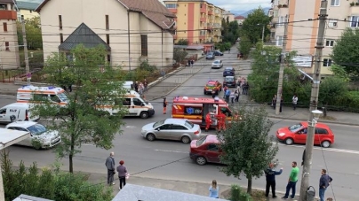 Trei copii răniți după tamponarea a două mașini