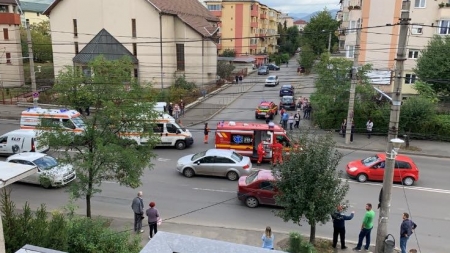 Trei copii răniți după tamponarea a două mașini