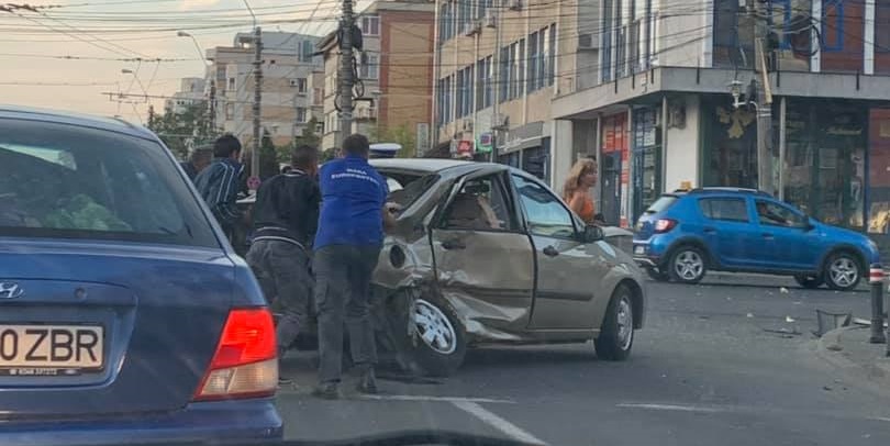 Accidente în cascadă  pe ditamai bulevardul (GALERIE FOTO)