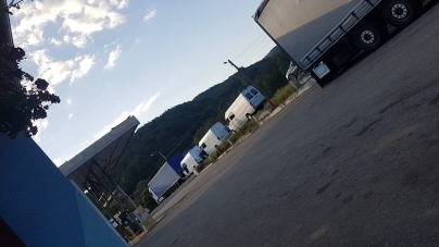 S-a răsturnat cu mașina de cherestea în pârâu