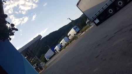 S-a răsturnat cu mașina de cherestea în pârâu