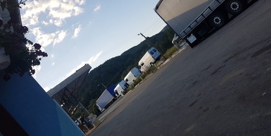 S-a răsturnat cu mașina de cherestea în pârâu