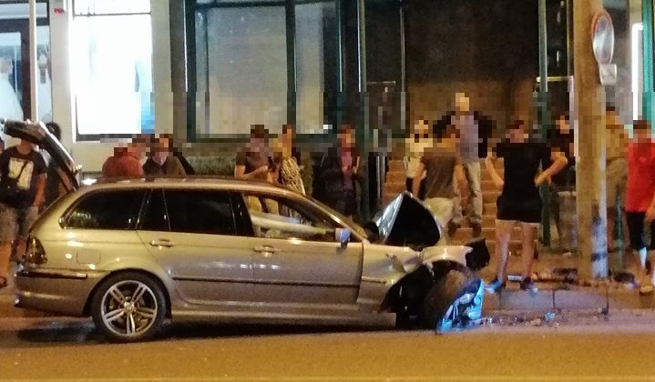 A dat cu mașina-n stâlp