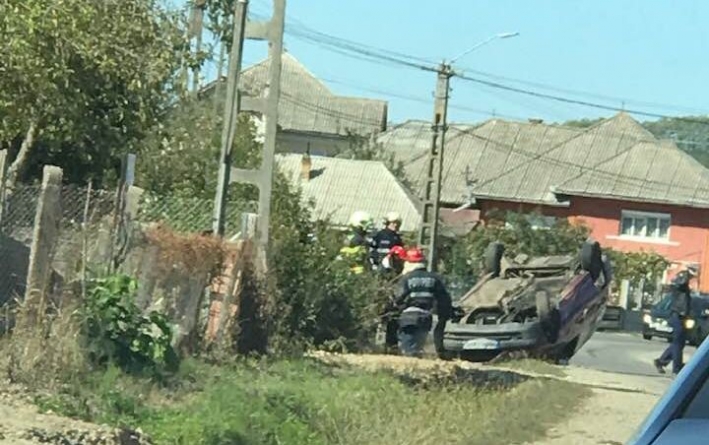 O mașină a ajuns cu roțile în sus