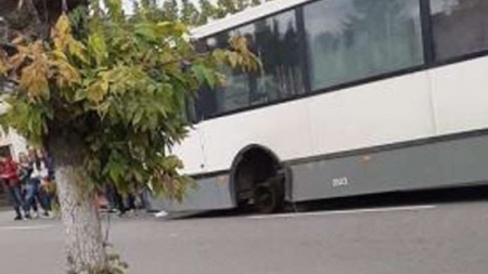 Ditamai autobuzul, ajuns pe trei roți din cauza unei… piulițe