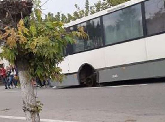 Ditamai autobuzul, ajuns pe trei roți din cauza unei… piulițe