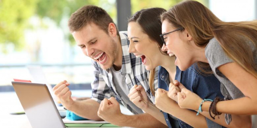 Elevii cu 10 la evaluarea națională și bacalaureat vor primi premii în bani