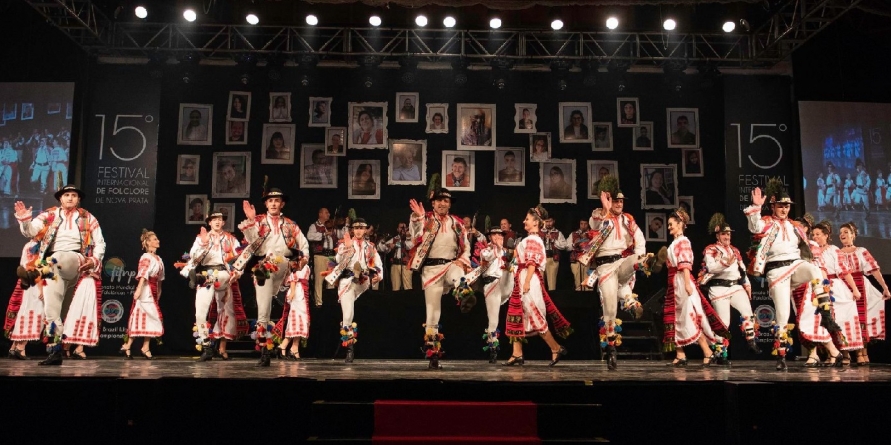 Ansamblul ”Transilvania”- vedetă la un festival internațional de folclor din Brazilia (GALERIE FOTO)