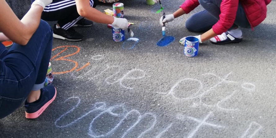 Aleea Grădiniței 28 a devenit multicoloră la început de an școlar (GALERIE FOTO)